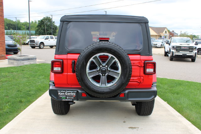 Used 2022 Jeep Wrangler Unlimited Sahara AWD/4WD image 31