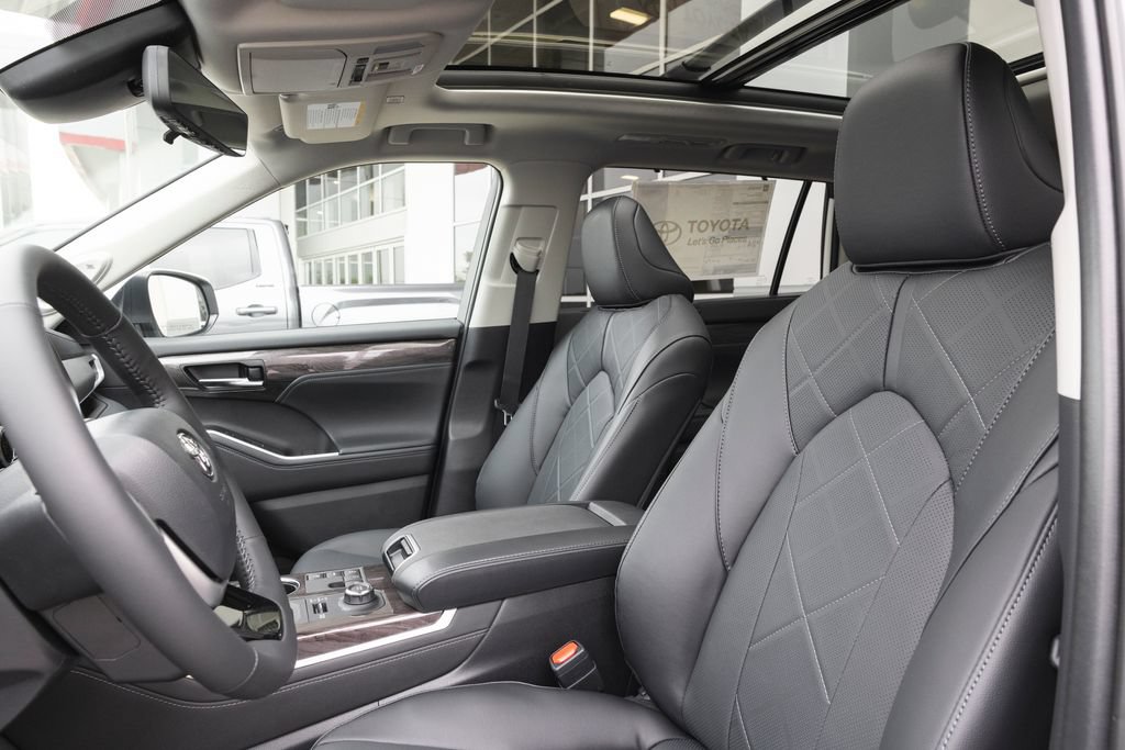 New 2026 Toyota Highlander Platinum AWD/4WD image 9