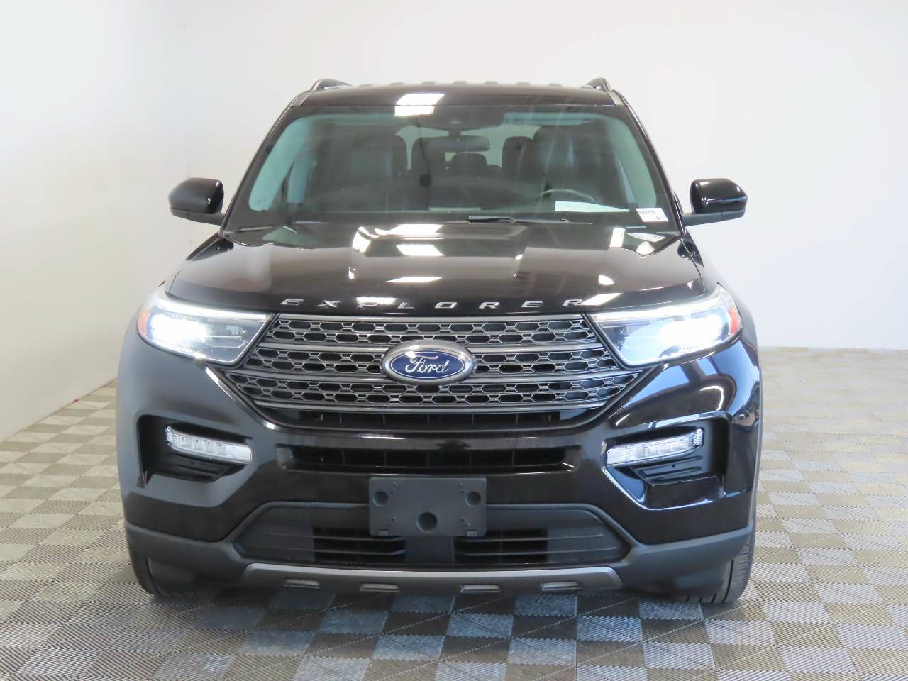 Used 2023 Ford Explorer XLT w/ Equipment Group 202A RWD image 2