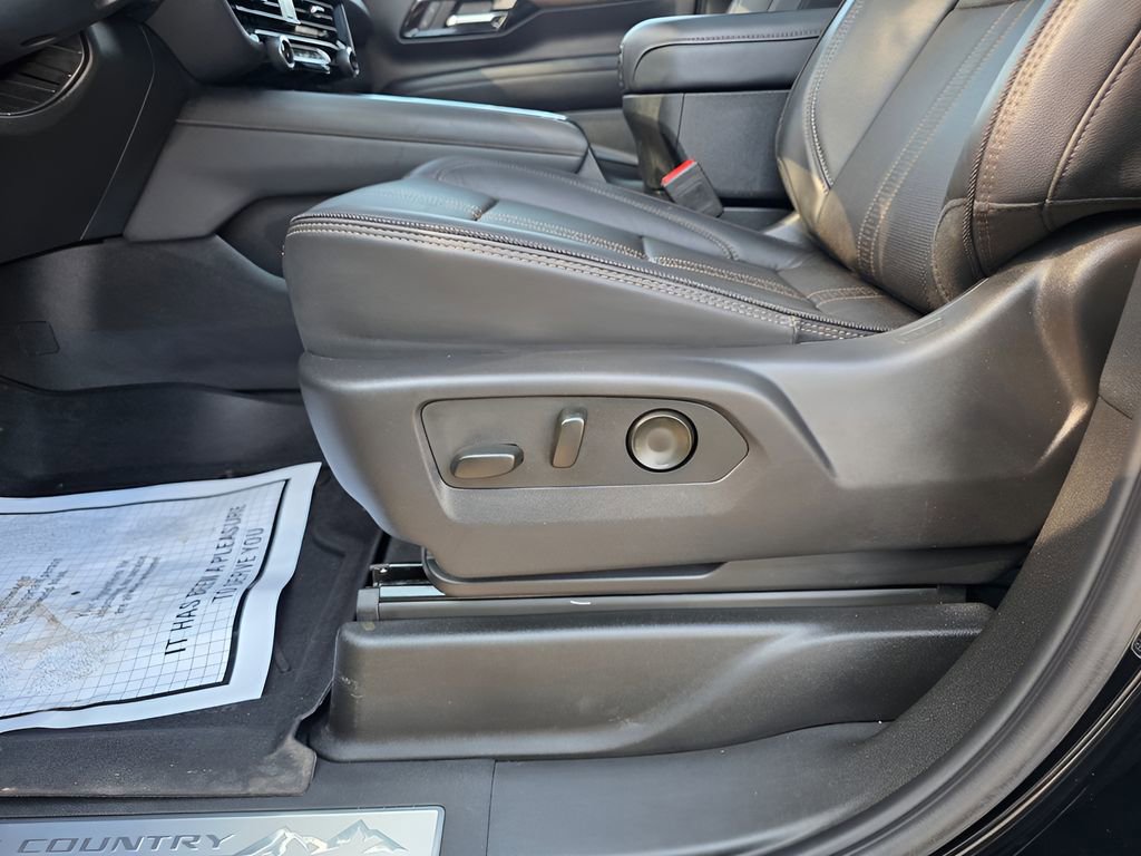 Used 2025 Chevrolet Suburban High Country image 23