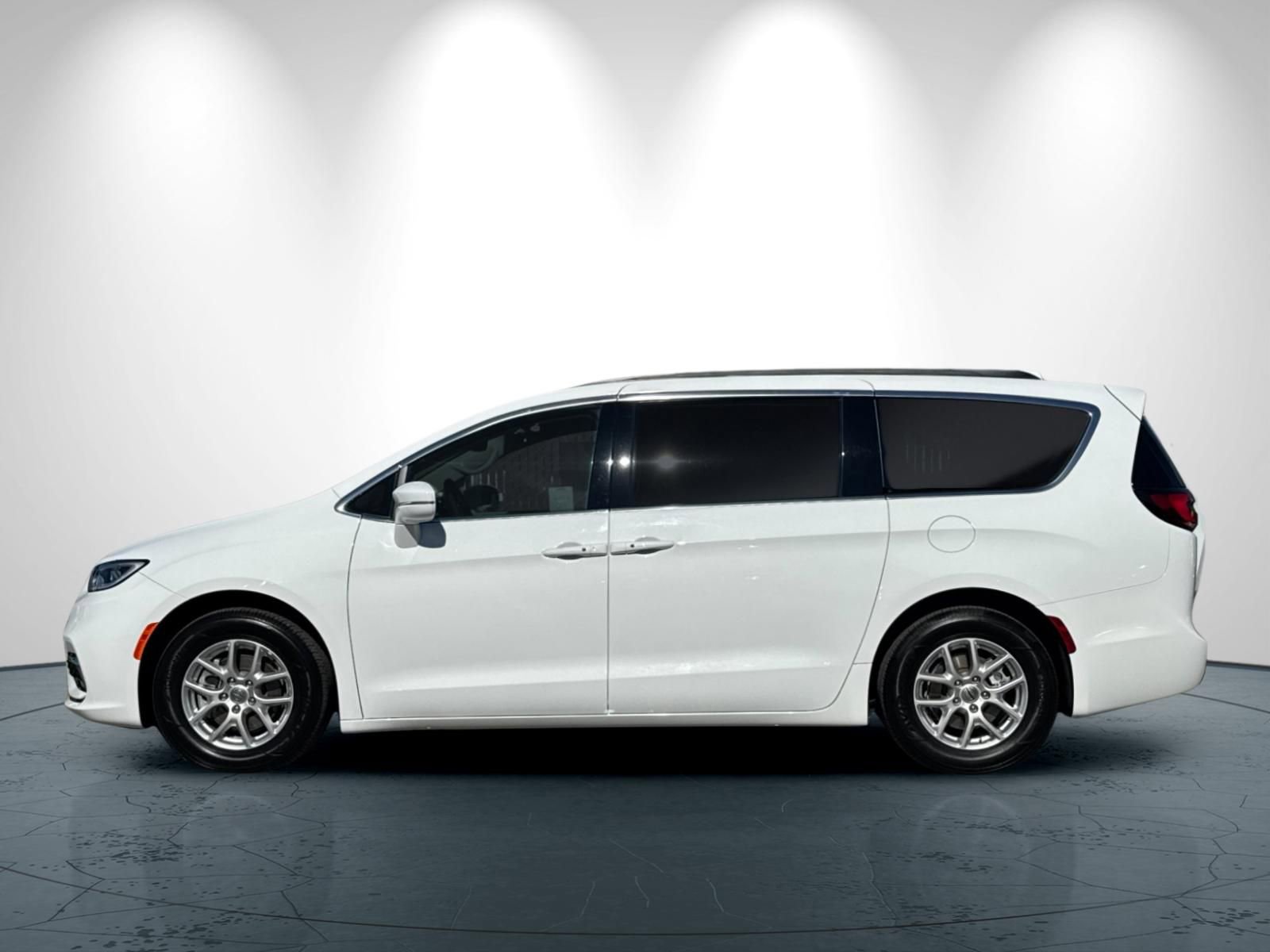 Used 2022 Chrysler Pacifica Touring-L image 7