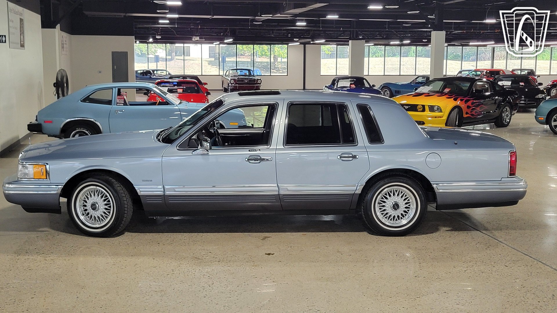 Used 1993 Lincoln Town Car Signature RWD image 23