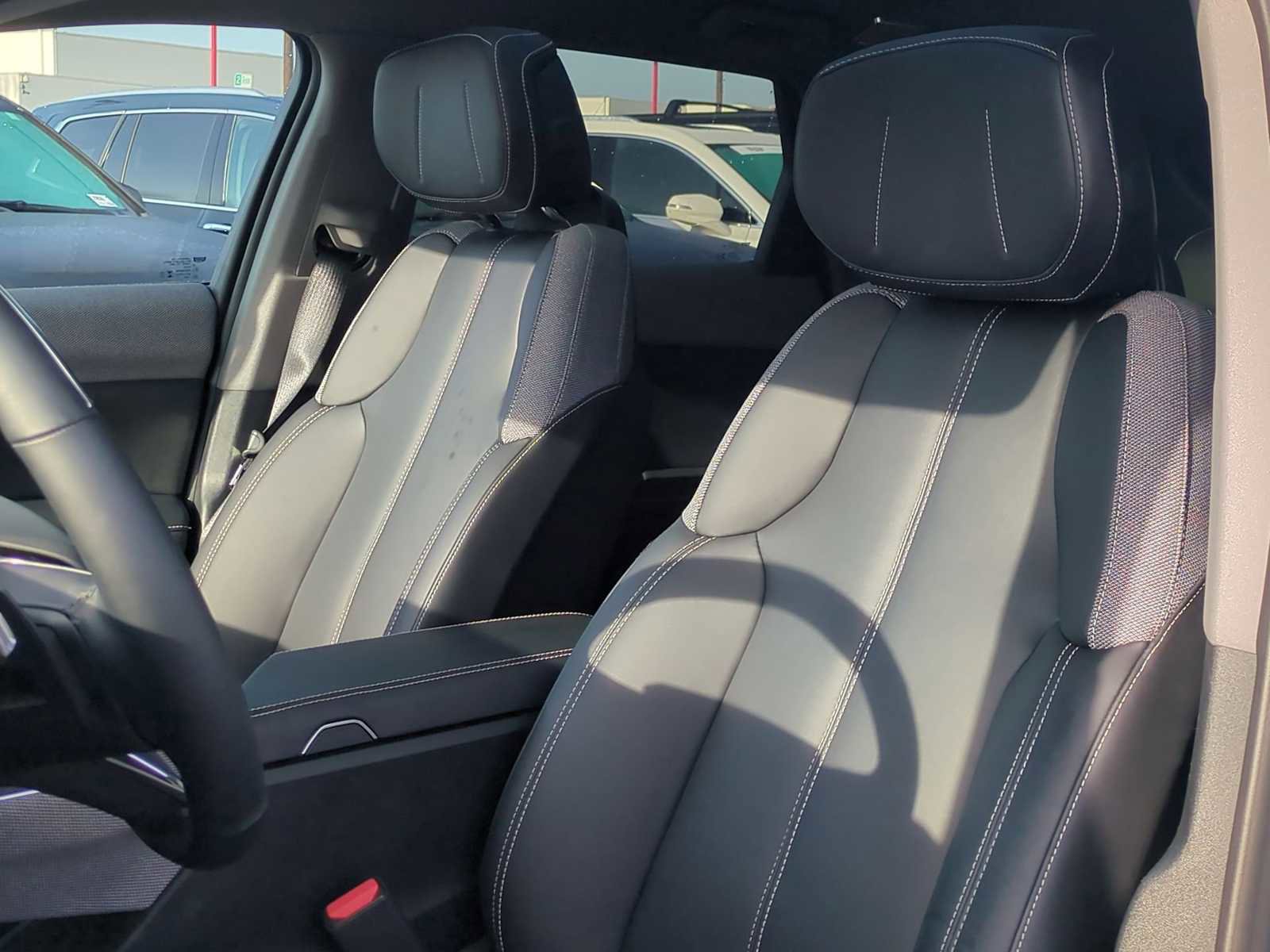 Used 2025 Cadillac Optiq Luxury 1 image 24