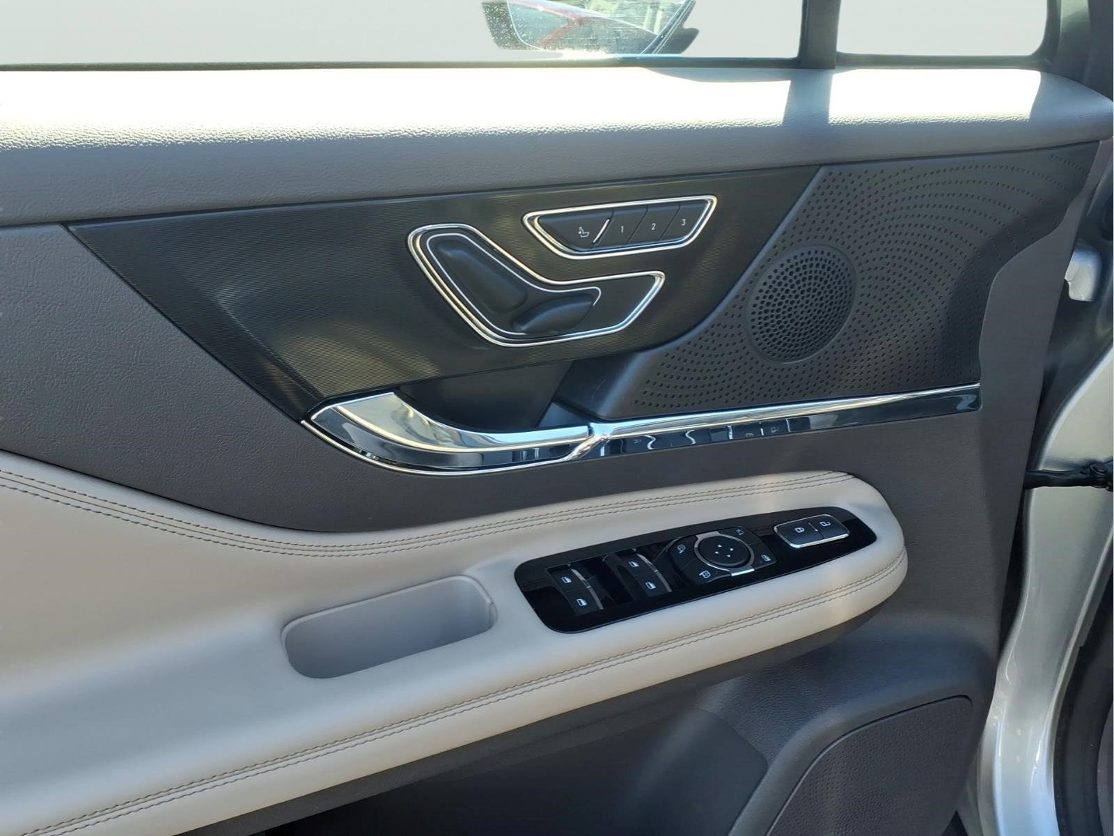 Used 2023 Lincoln Corsair AWD w/ Equipment Group 101A image 9