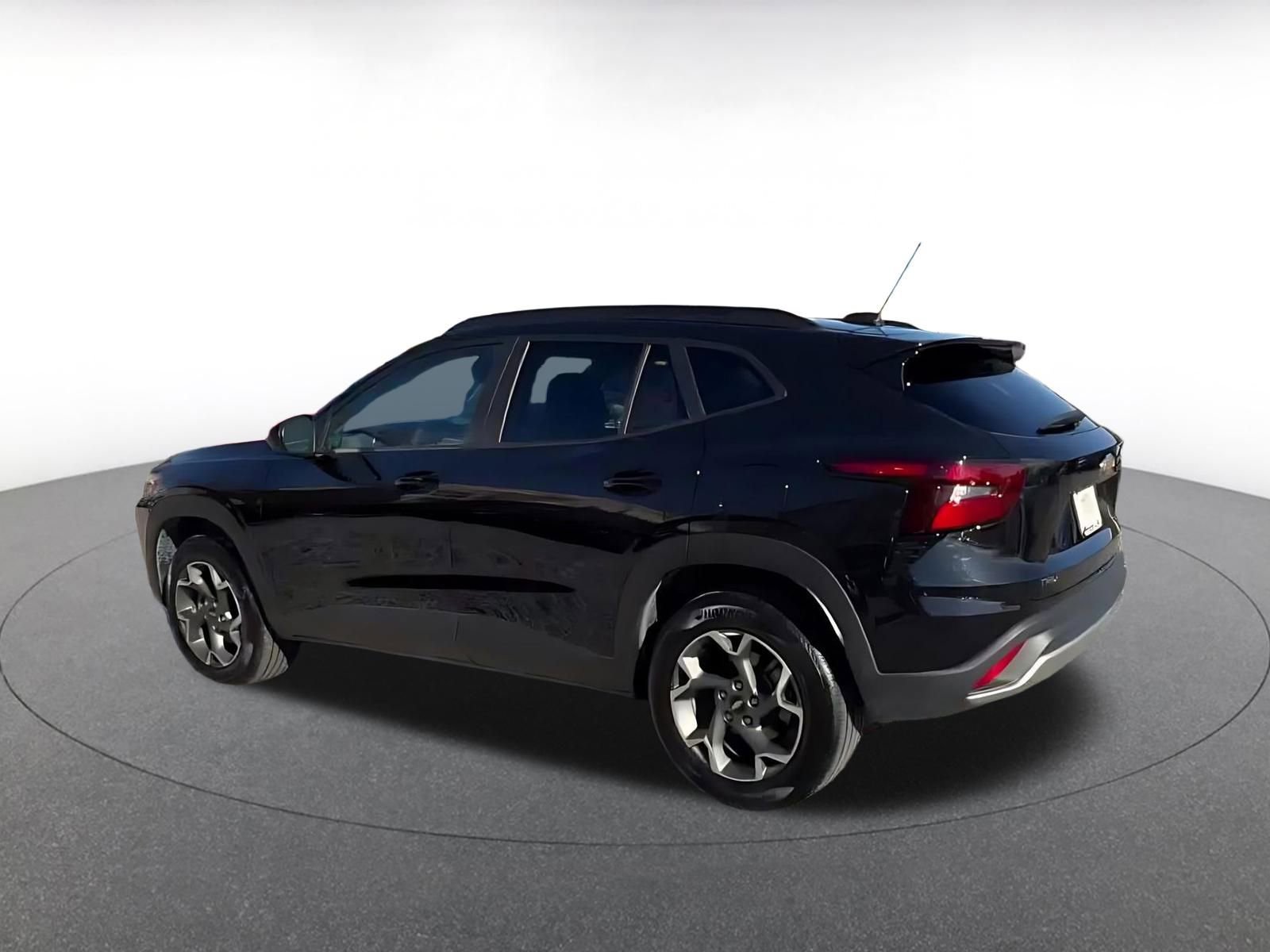 Used 2025 Chevrolet Trax LT w/ LT Convenience Package image 10