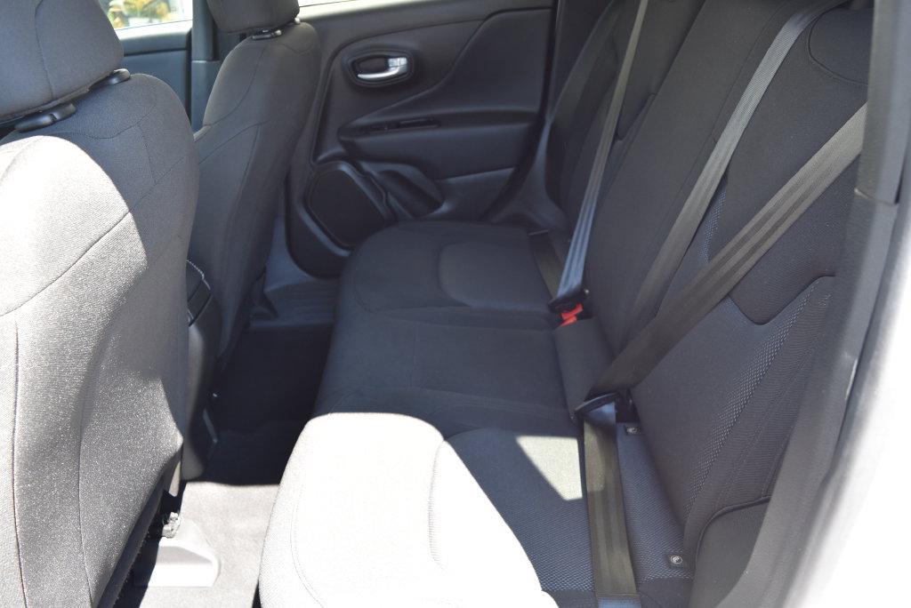 Used 2023 Jeep Renegade Latitude AWD/4WD image 9