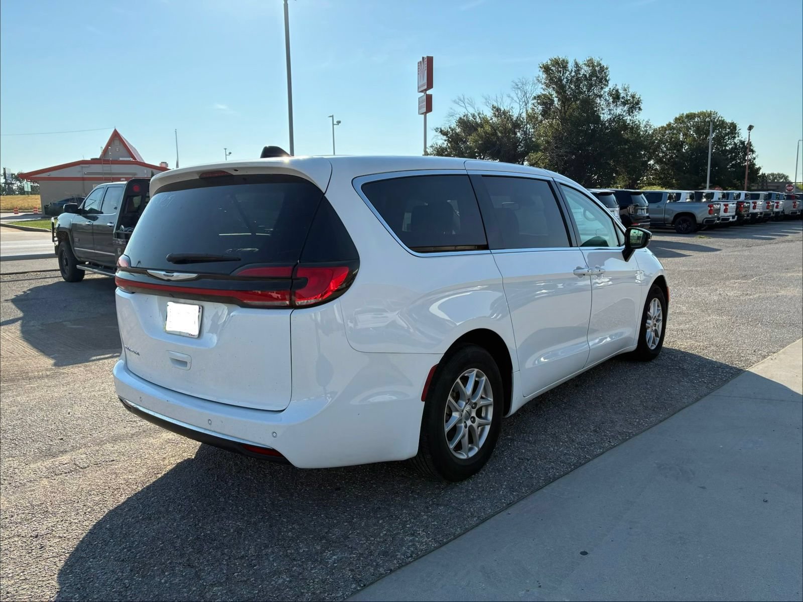 Used 2024 Chrysler Pacifica Touring-L FWD image 11