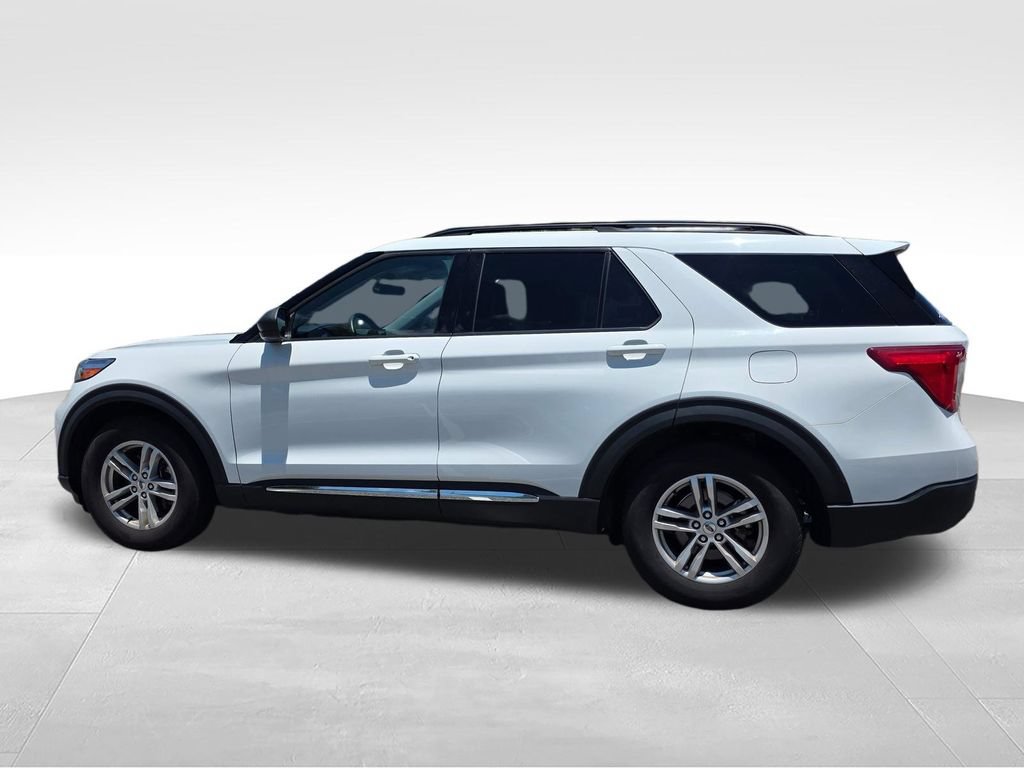 Used 2023 Ford Explorer XLT w/ Equipment Group 202A RWD image 4