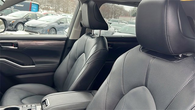 Certified 2025 Toyota Highlander Limited image 17