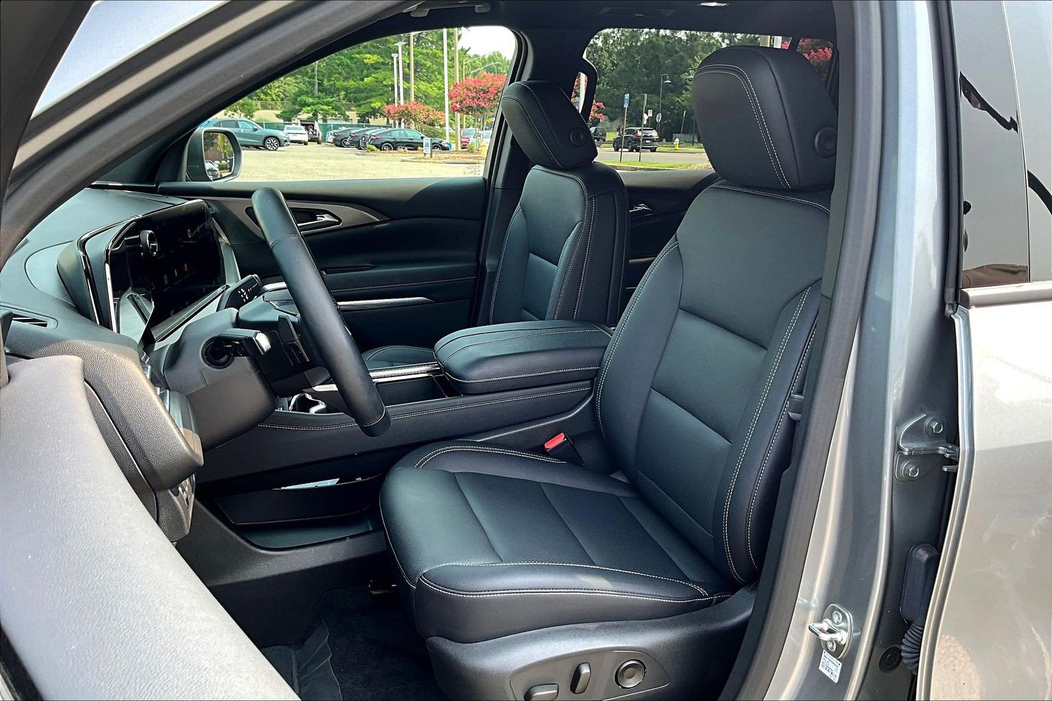 Used 2025 Chevrolet Traverse LT w/ Sun and Wheel Package FWD image 27