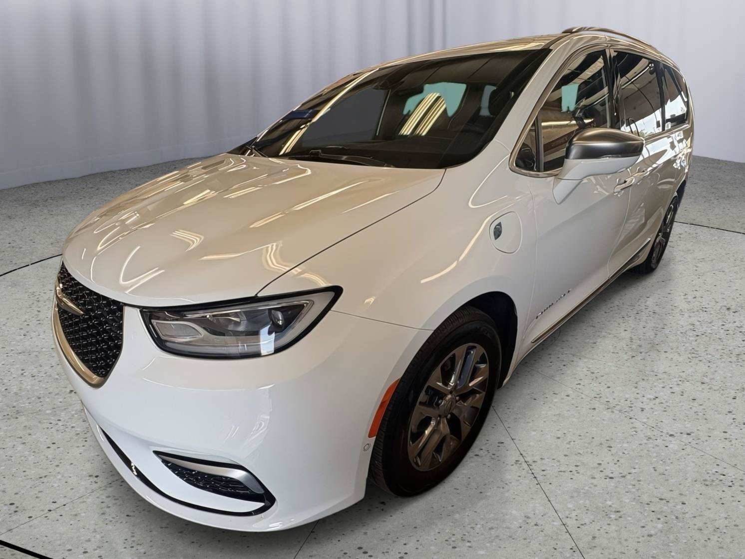 Used 2024 Chrysler Pacifica Pinnacle FWD image 11
