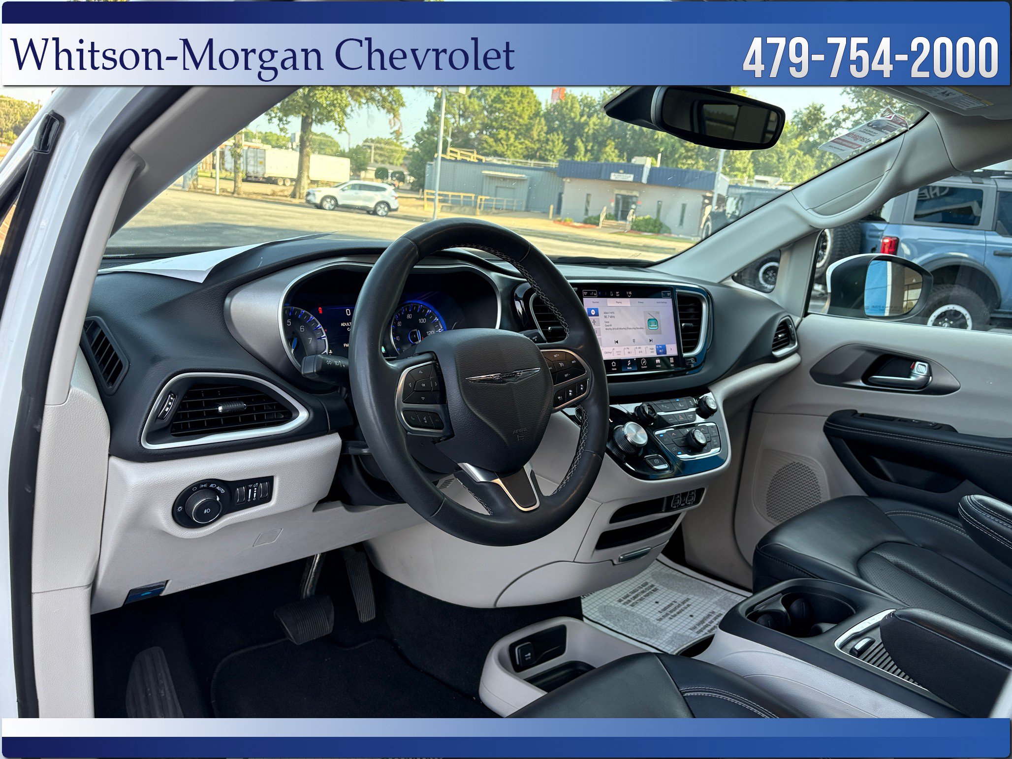Used 2023 Chrysler Pacifica Touring-L FWD image 10