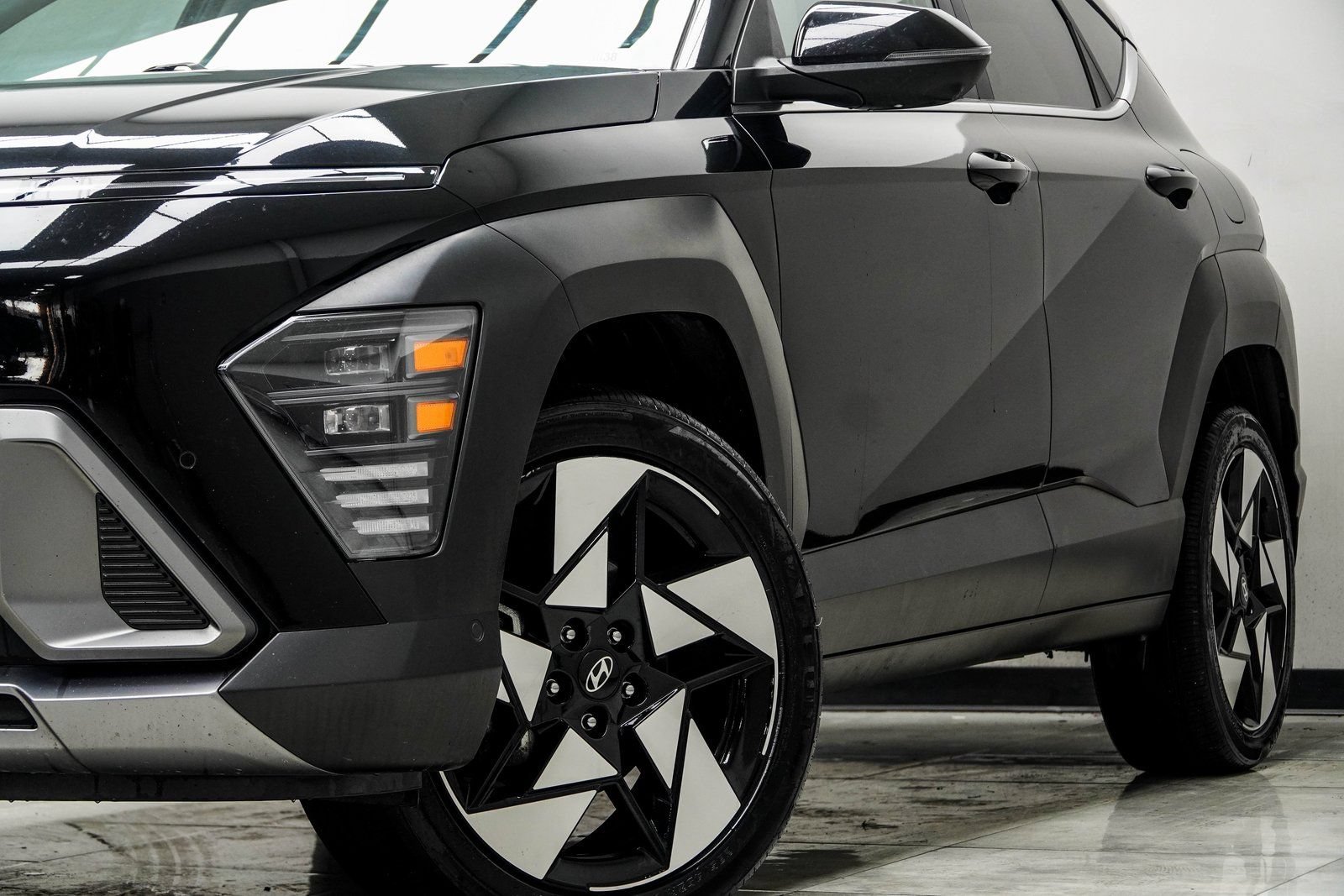 Used 2024 Hyundai Kona Limited AWD/4WD image 4