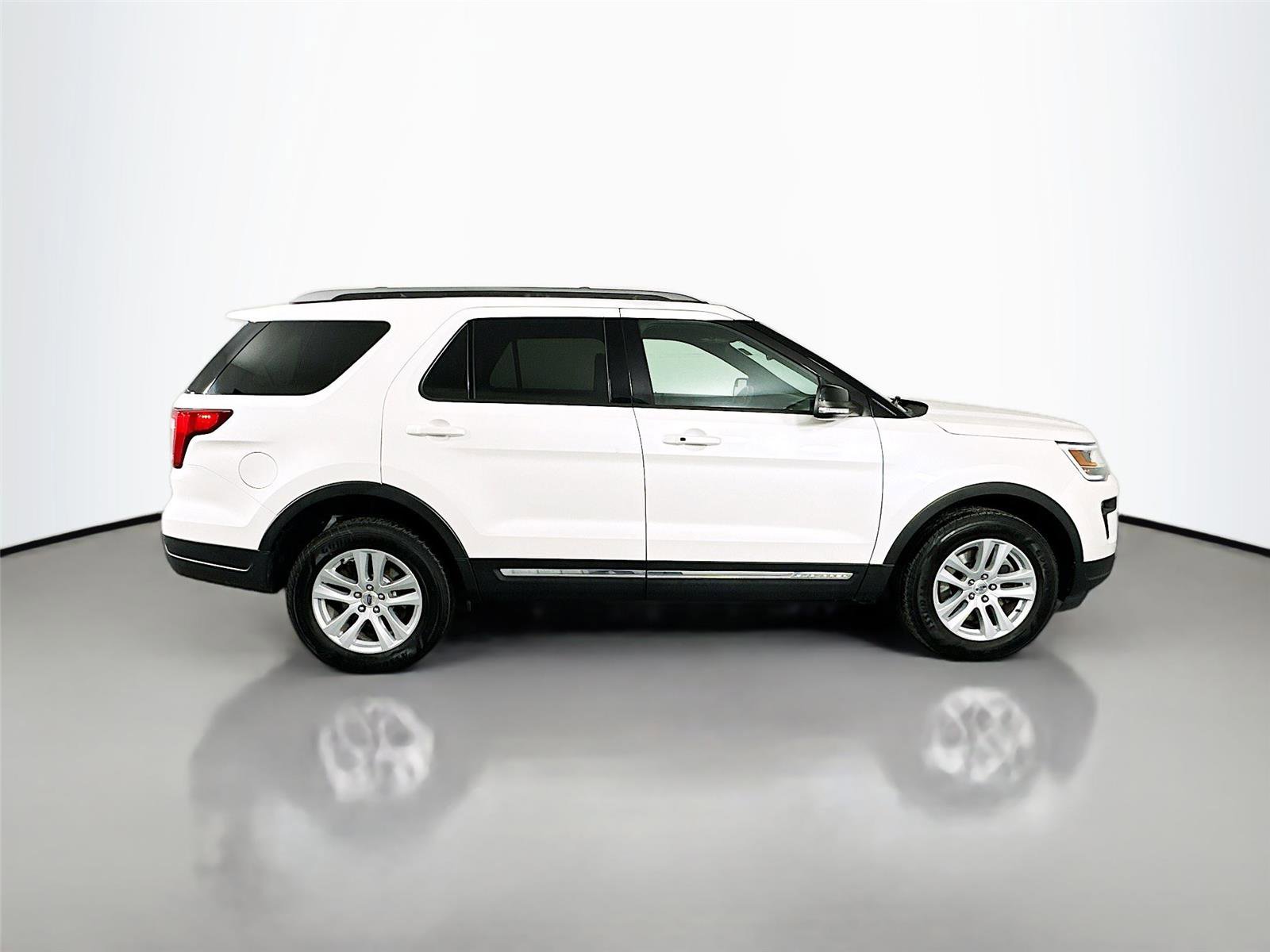 Used 2018 Ford Explorer XLT w/ Equipment Group 202A image 8