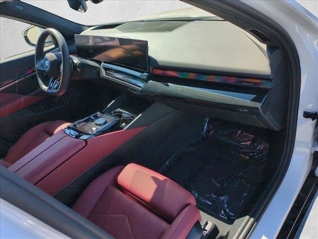 Used 2025 BMW 550e xDrive w/ Premium Package image 24