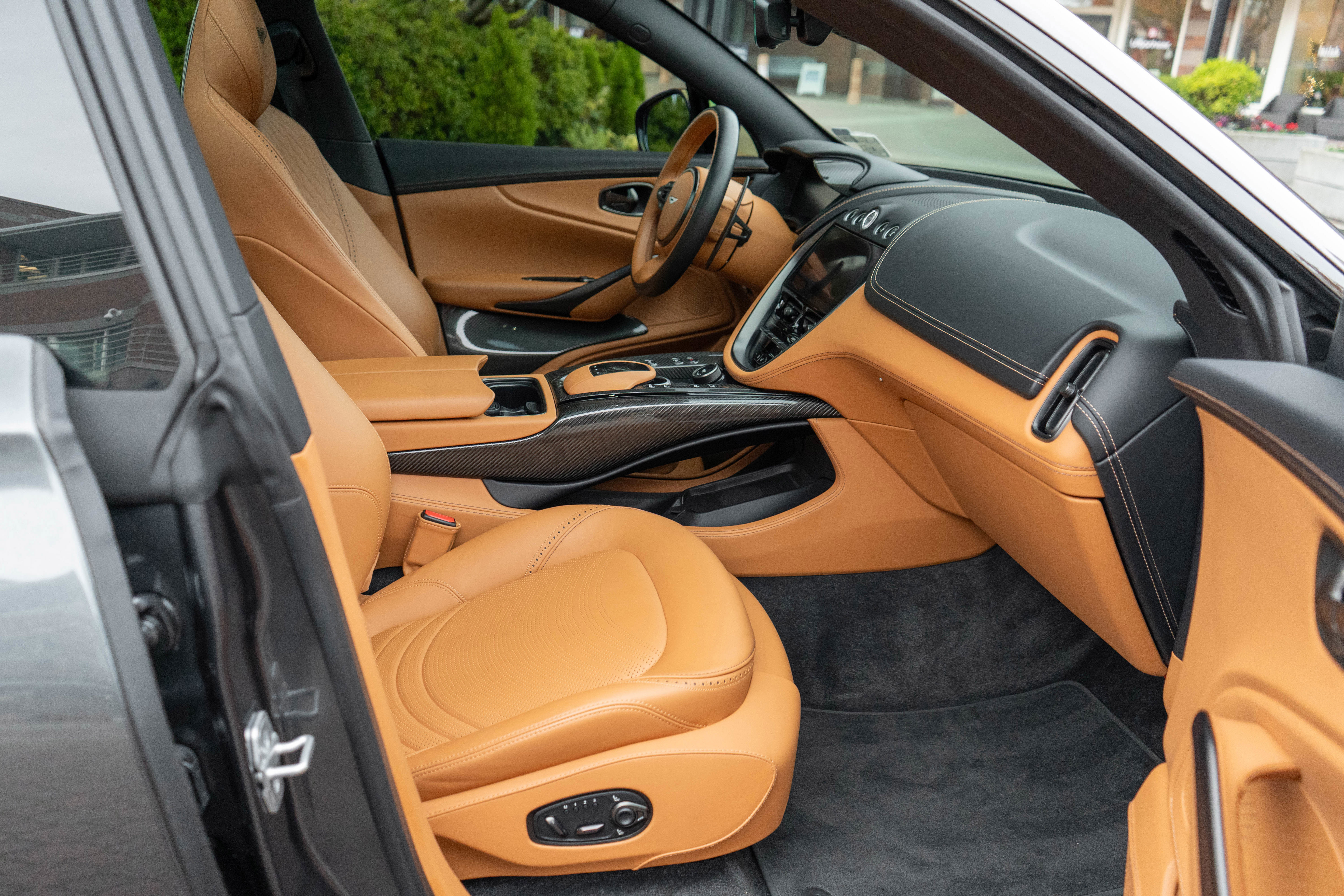 Used 2024 Aston Martin DBX 707 image 39