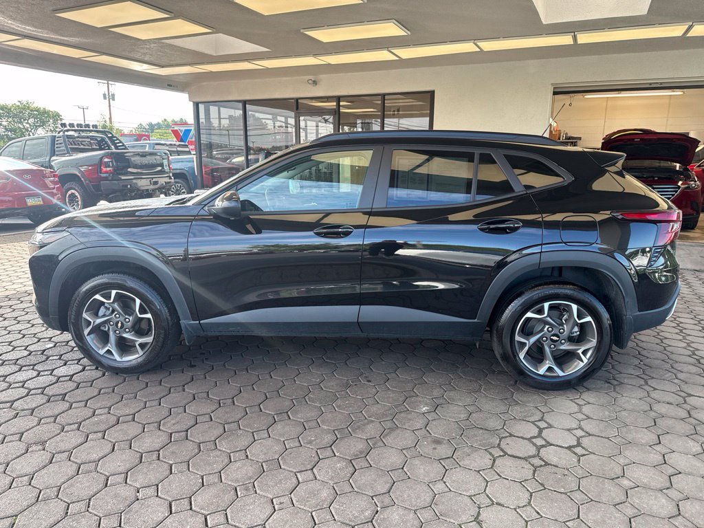 Used 2025 Chevrolet Trax LT w/ Driver Confidence Package FWD image 9