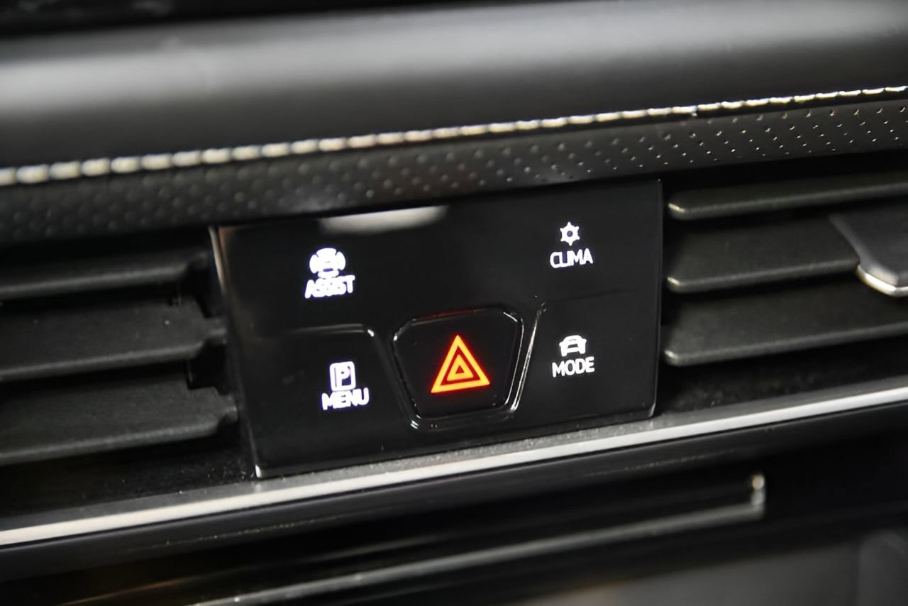 Used 2025 Volkswagen Atlas SE image 28