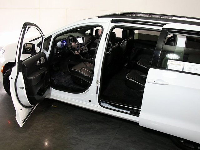 Used 2025 Chrysler Pacifica Limited image 5