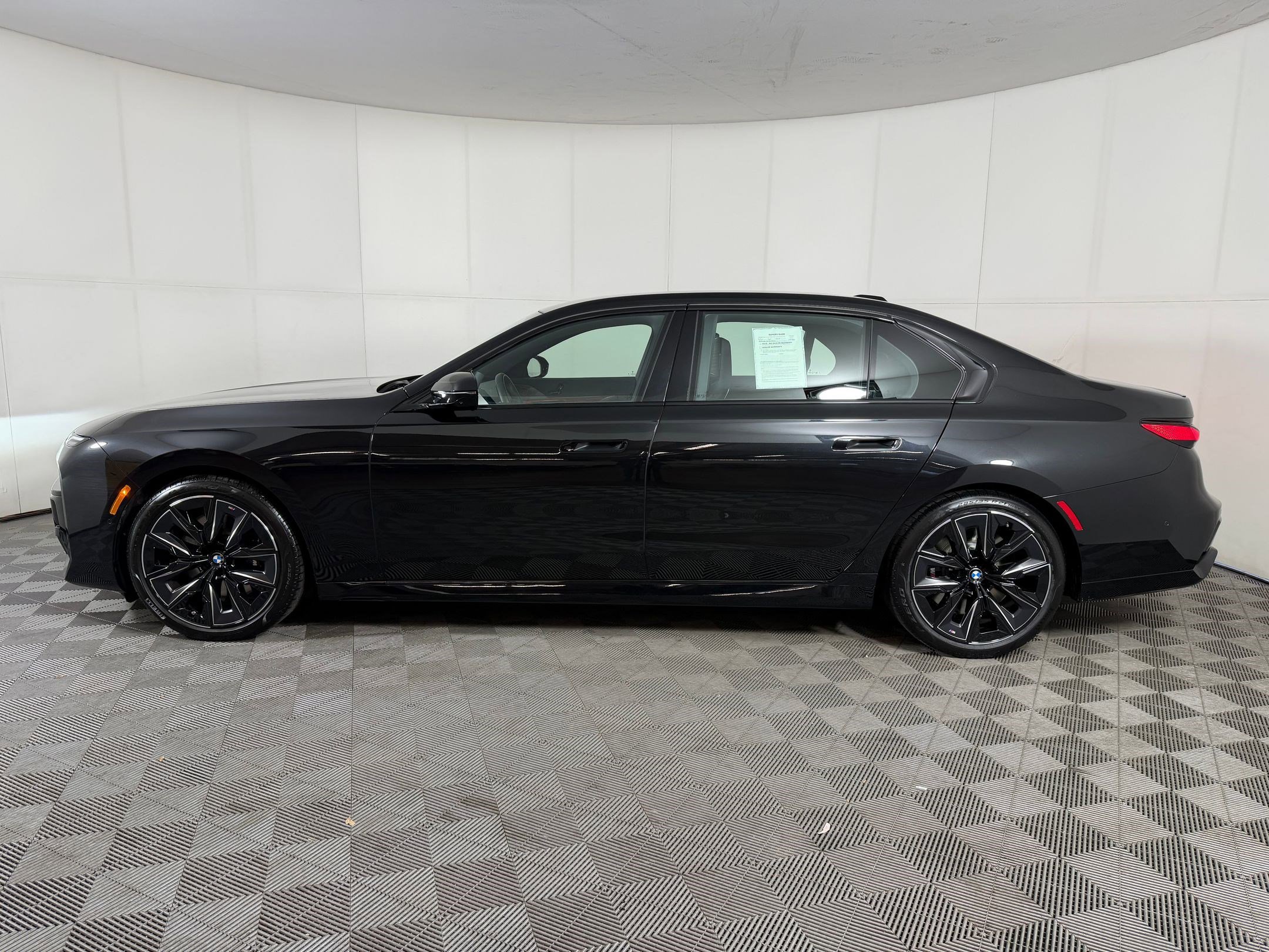 Used 2024 BMW 760i xDrive 760i xDrive image 2