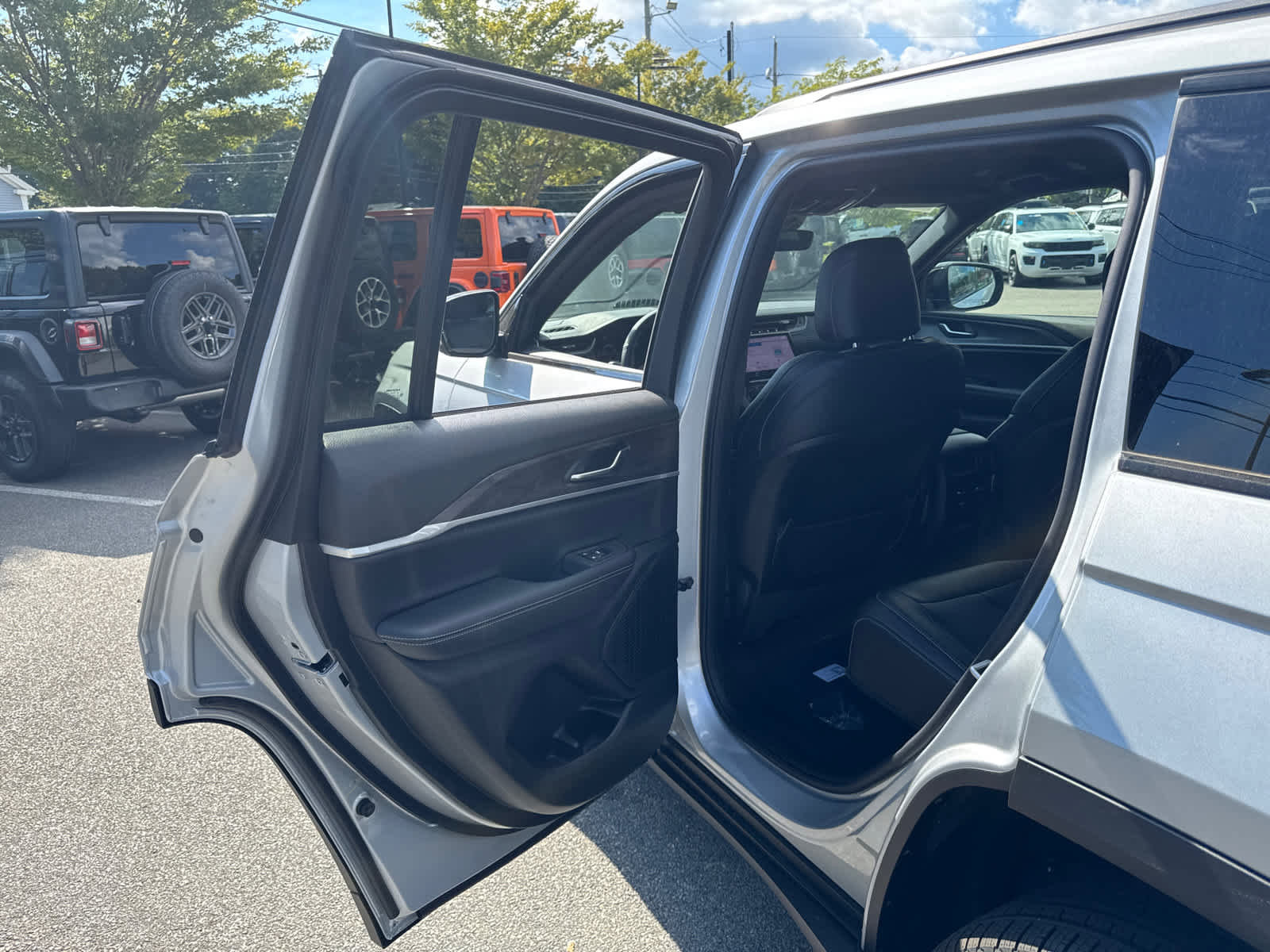 New 2025 Jeep Grand Cherokee Limited w/ Black Appearance Package image 30