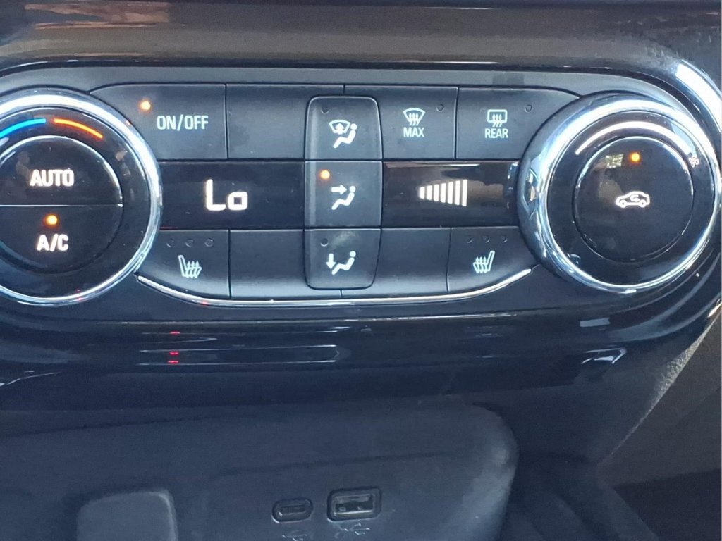 Used 2025 Chevrolet Trax LT w/ LT Convenience Package FWD image 7