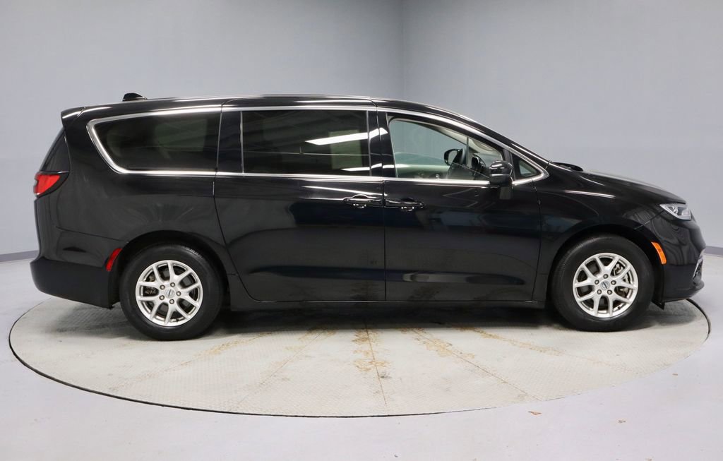 Used 2024 Chrysler Pacifica Touring-L FWD image 6