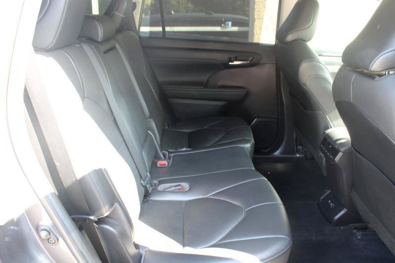 Used 2021 Toyota Highlander XLE FWD image 12