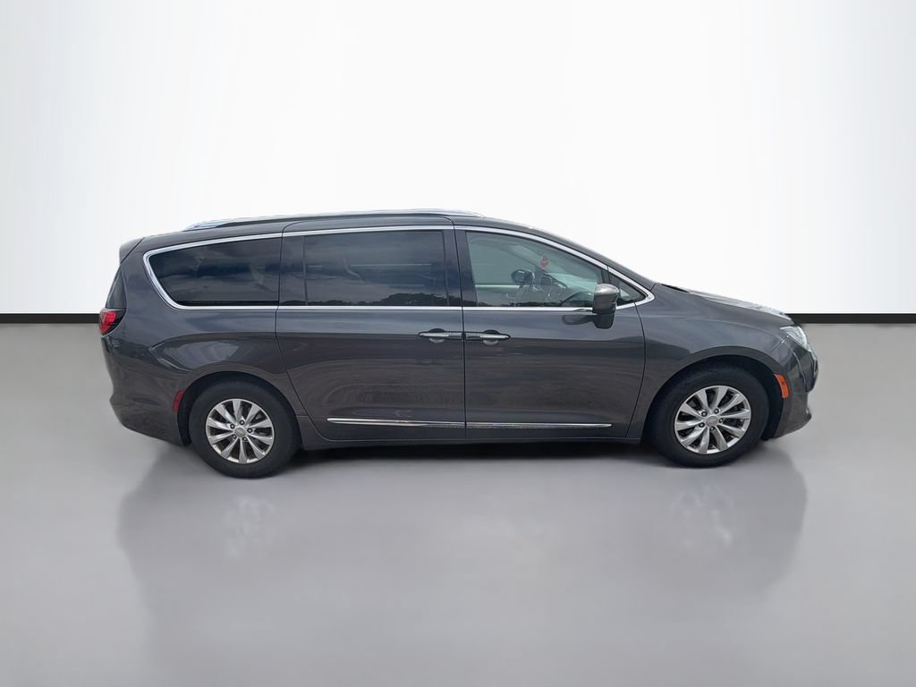 Used 2018 Chrysler Pacifica Touring-L FWD image 9