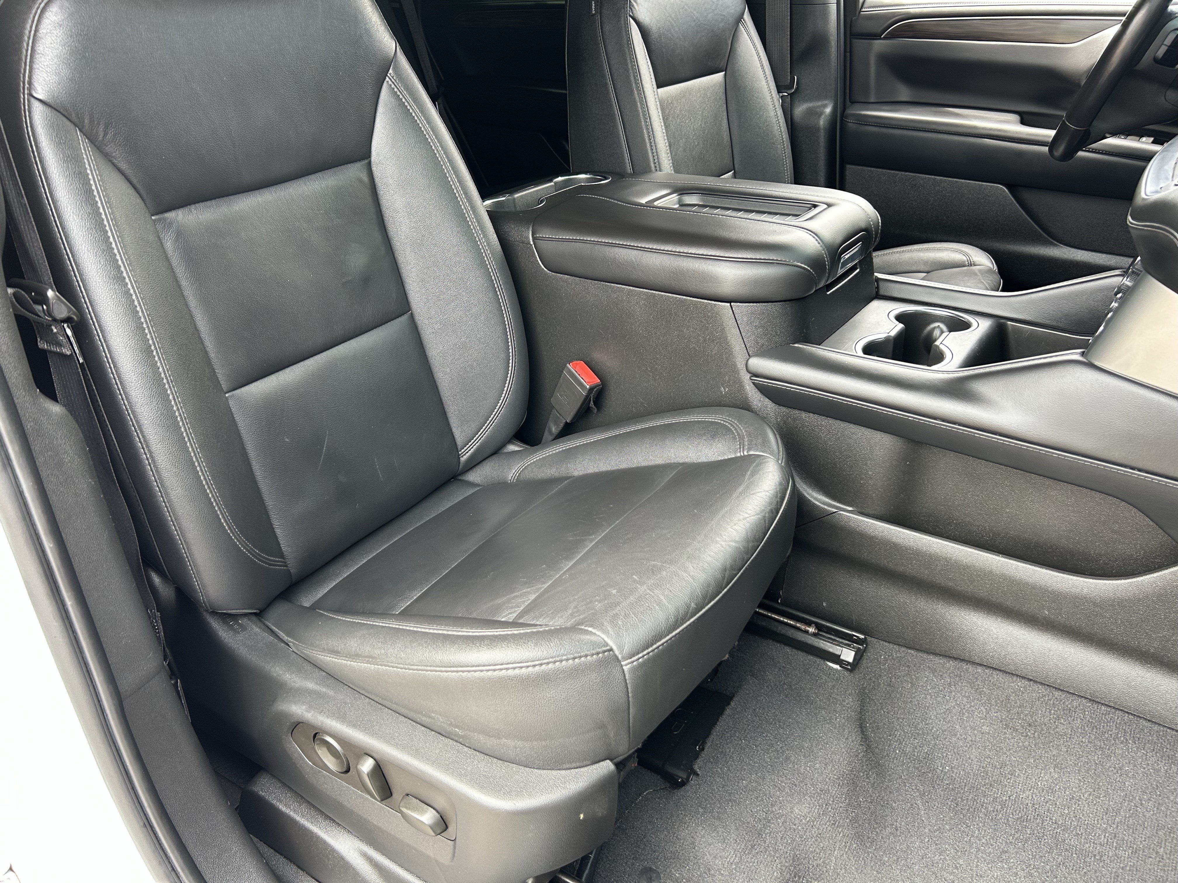 Used 2022 Chevrolet Tahoe Z71 w/ Luxury Package AWD/4WD image 8