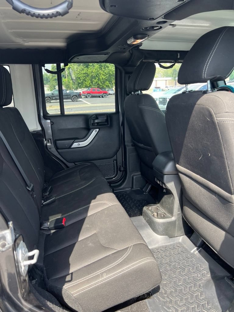 Used 2018 Jeep Wrangler Unlimited Sahara w/ Connectivity Group AWD/4WD image 23