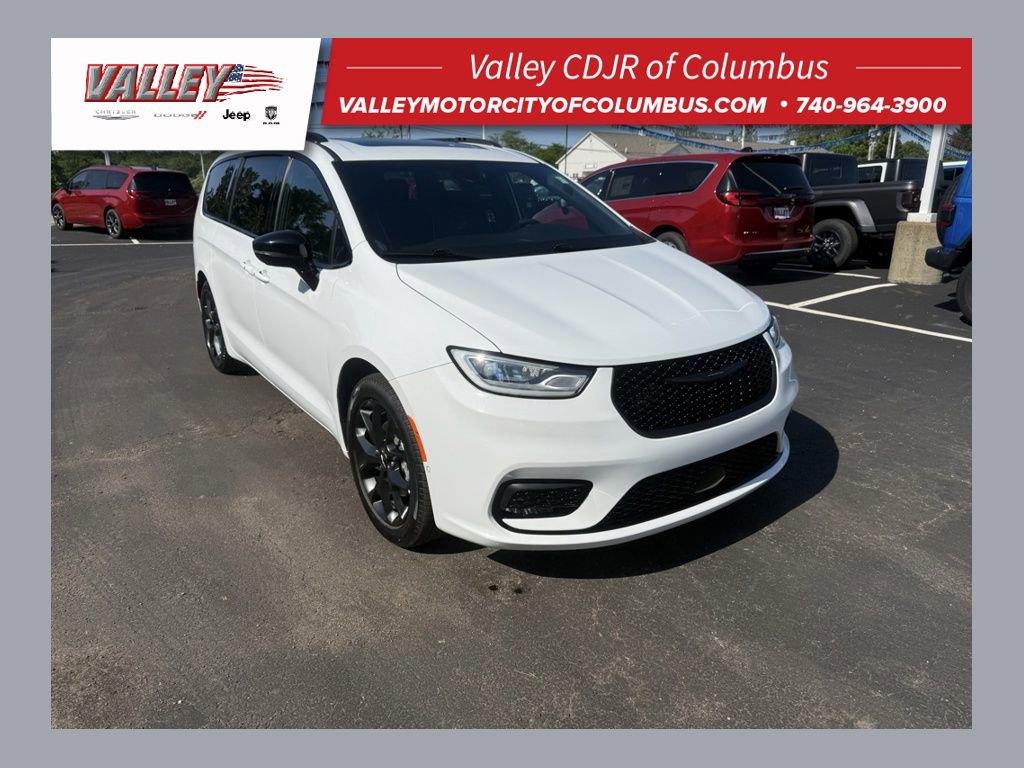 Used 2023 Chrysler Pacifica Limited w/ Uconnect Theater Family Group