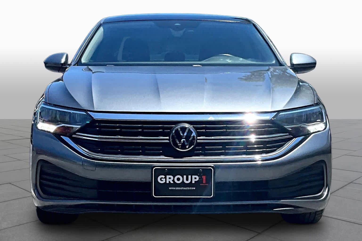 Used 2024 Volkswagen Jetta SE FWD image 4