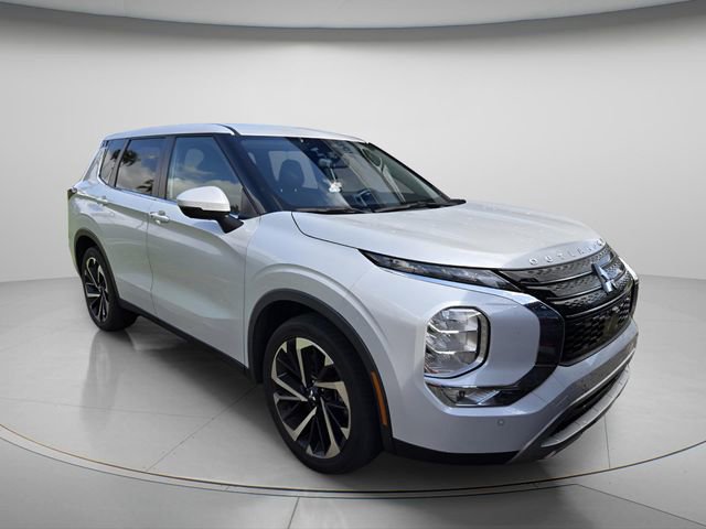 Used 2023 Mitsubishi Outlander SE FWD image 3