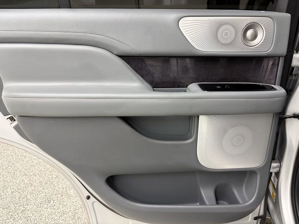 Used 2019 Lincoln Navigator Reserve image 39