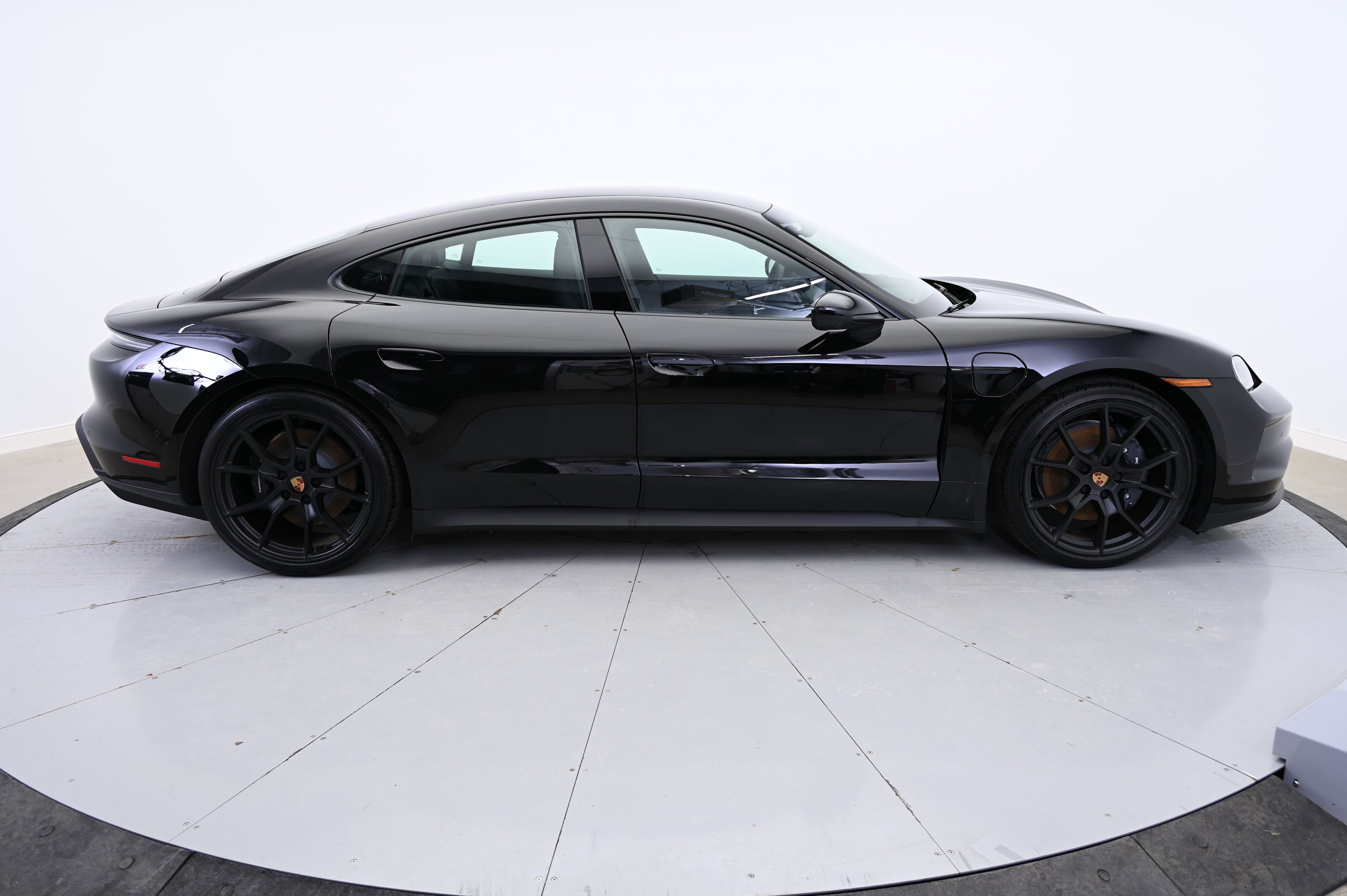 Used 2025 Porsche Taycan image 8