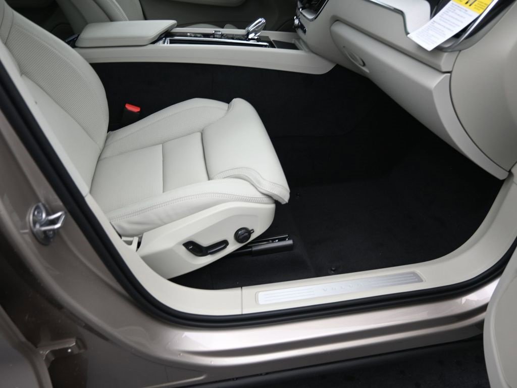 New 2026 Volvo XC60 B5 Ultra w/ Protection Package Premier image 37