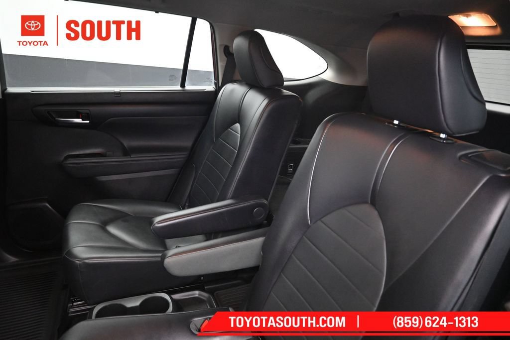 Used 2021 Toyota Highlander XLE AWD/4WD image 25