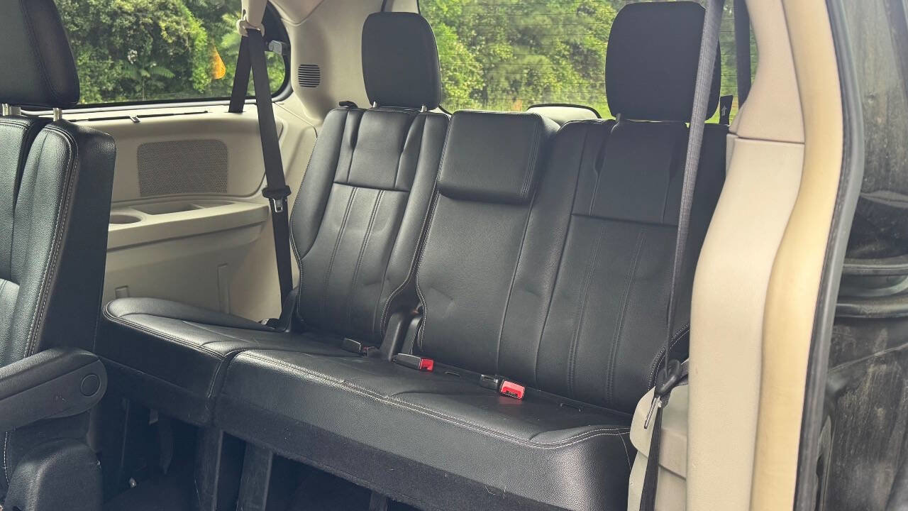 Used 2016 Chrysler Town & Country Touring FWD image 12
