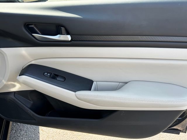 Used 2025 Nissan Altima 2.5 SV FWD image 13