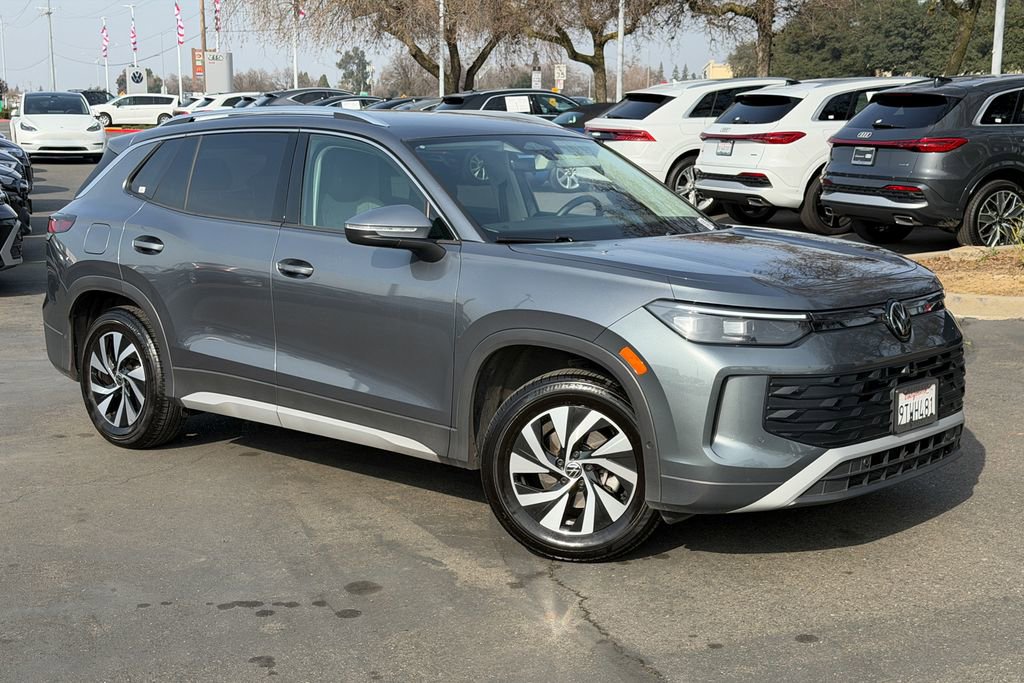 Used 2025 Volkswagen Tiguan S image 2