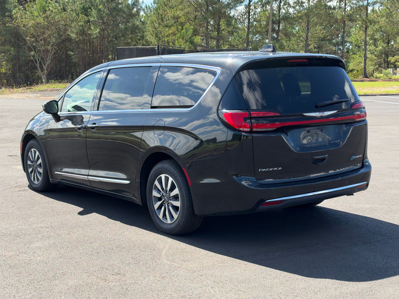 Used 2023 Chrysler Pacifica Limited FWD image 7
