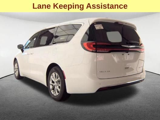 Used 2026 Chrysler Pacifica Limited FWD image 8