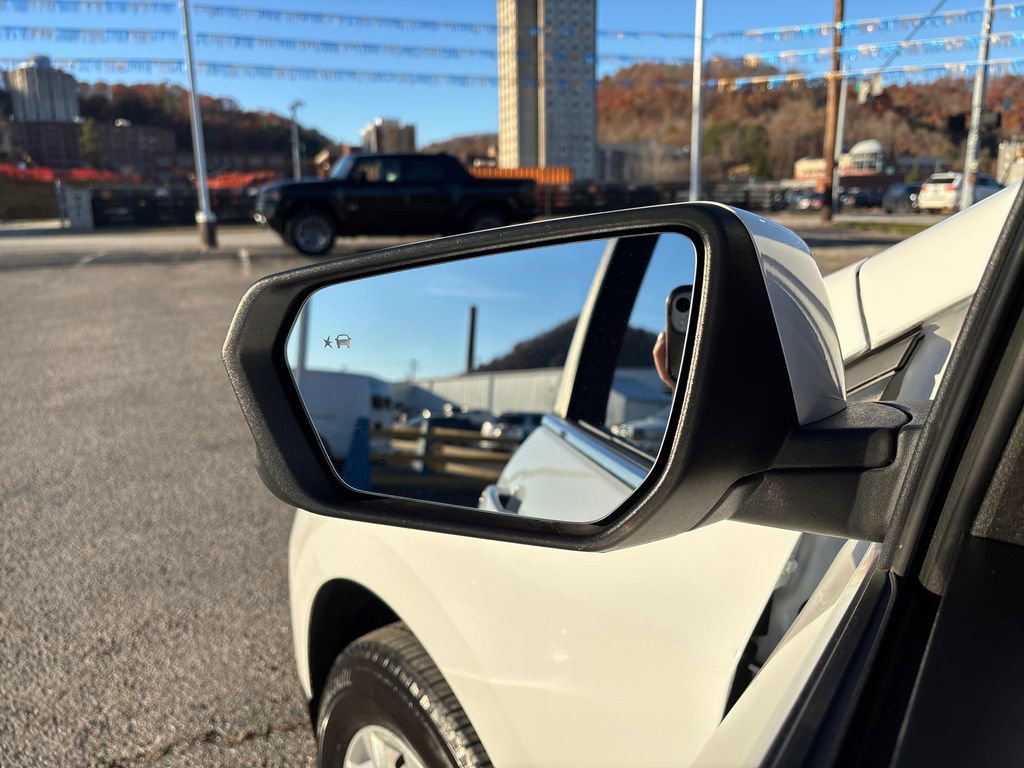 Used 2021 Chevrolet Equinox LT w/ Driver Convenience Package image 16