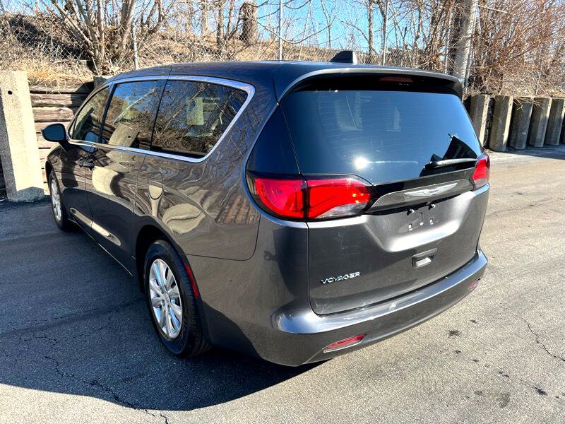 Used 2020 Chrysler Voyager L image 30
