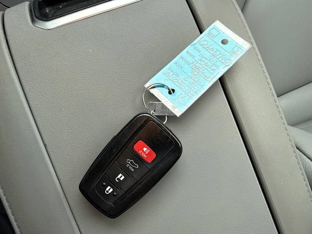Used 2022 Toyota Highlander XLE AWD/4WD image 37