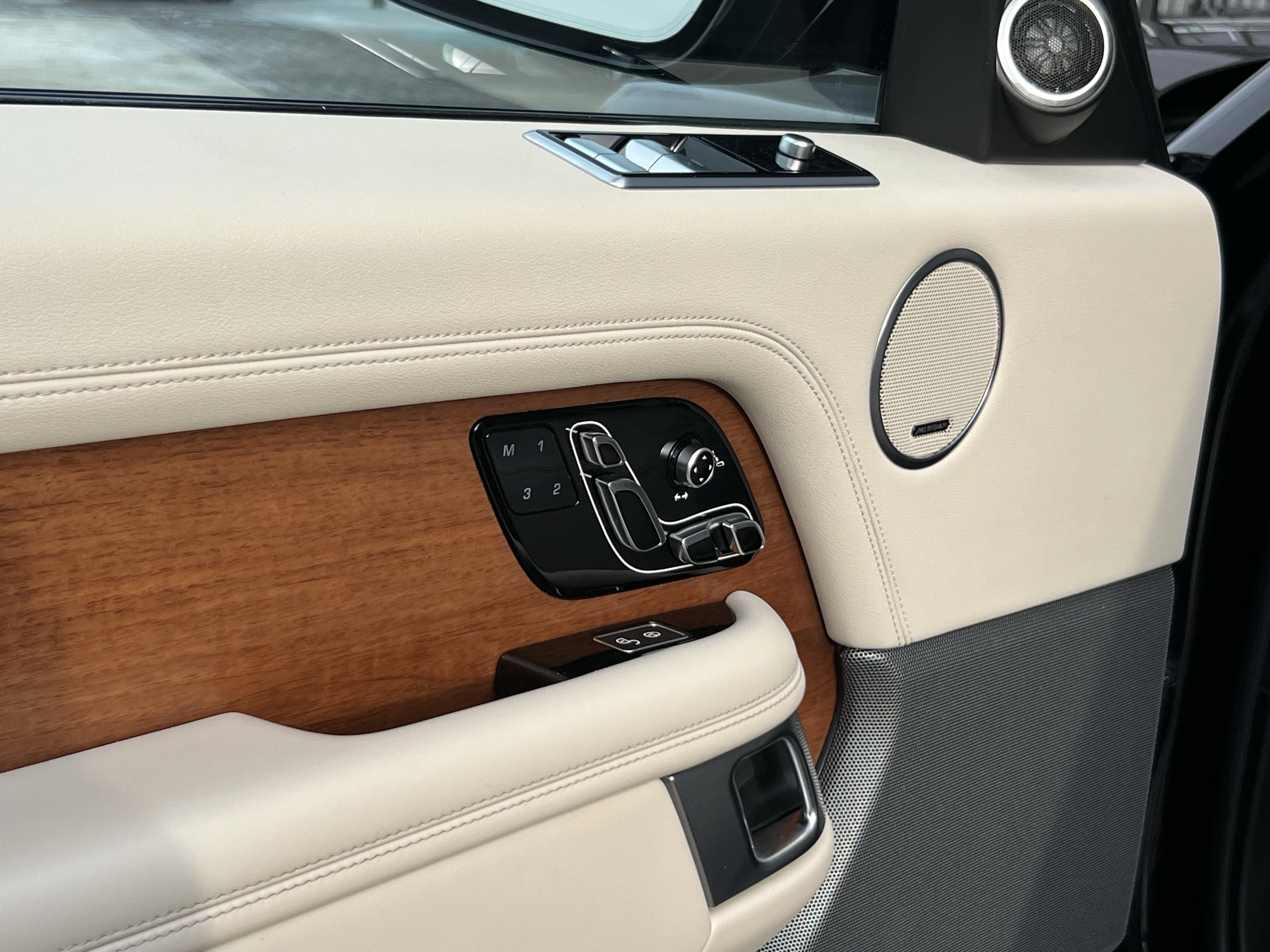 Used 2020 Land Rover Range Rover Long Wheelbase HSE image 13