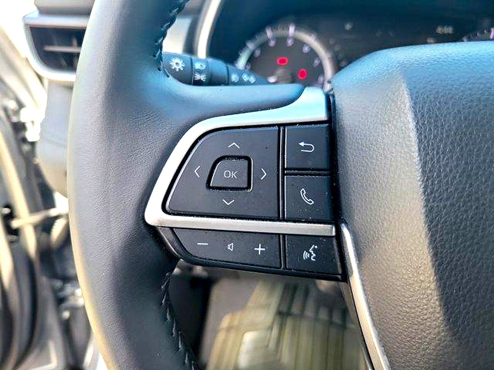 Used 2023 Toyota Highlander XLE FWD image 35