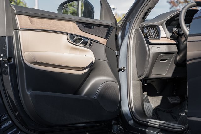 New 2026 Volvo XC90 B6 Plus w/ Protection Package Premier image 36