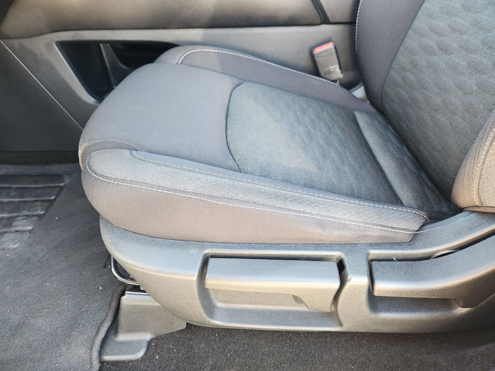 Used 2023 Nissan Pathfinder S image 27